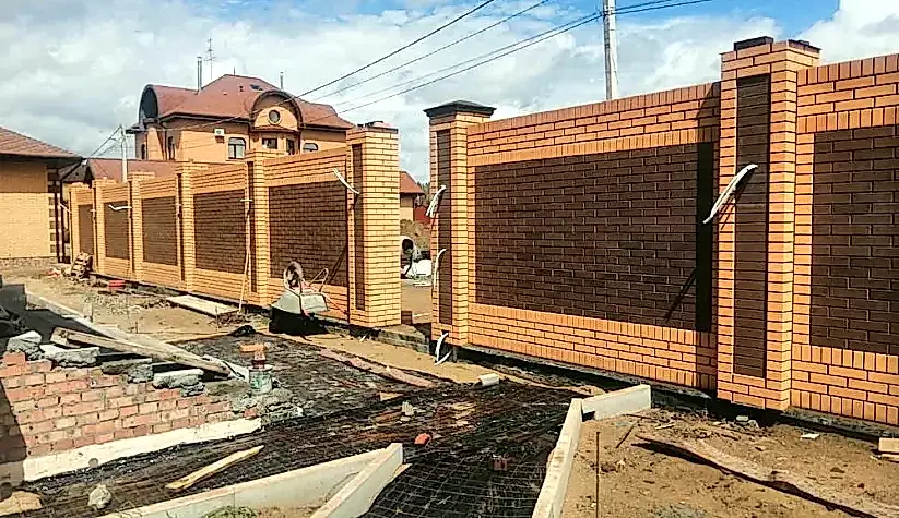 Забор в п. им. Комиссарова